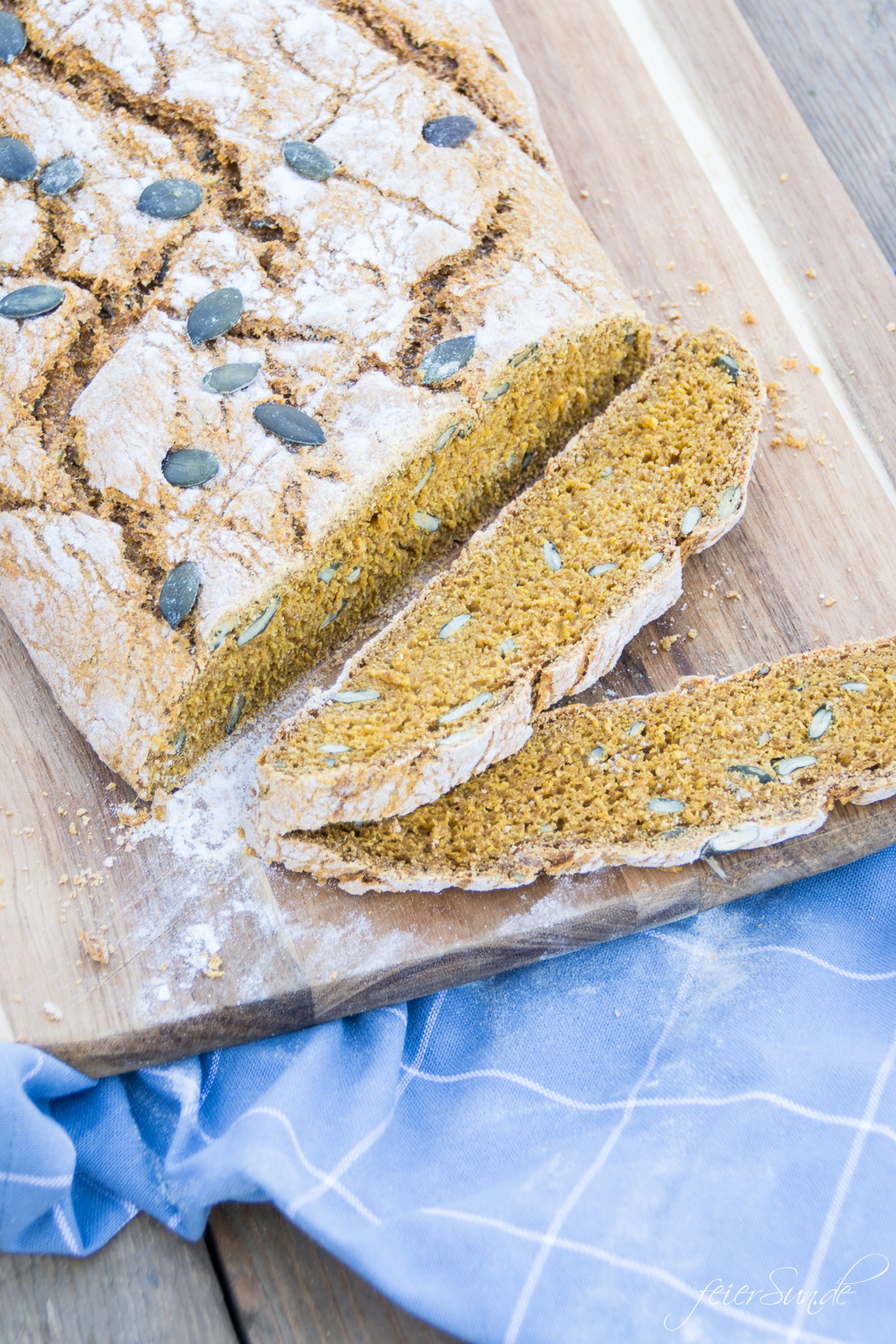 Ein super leckeres Rezept für frisches einfaches KÜrBiSbROt. Saisonales kochen mit gesunden Inhaltsstoffen. Lecker und vegan // Rezept feierSun.de I Familienleben I Lifestyle I Herz