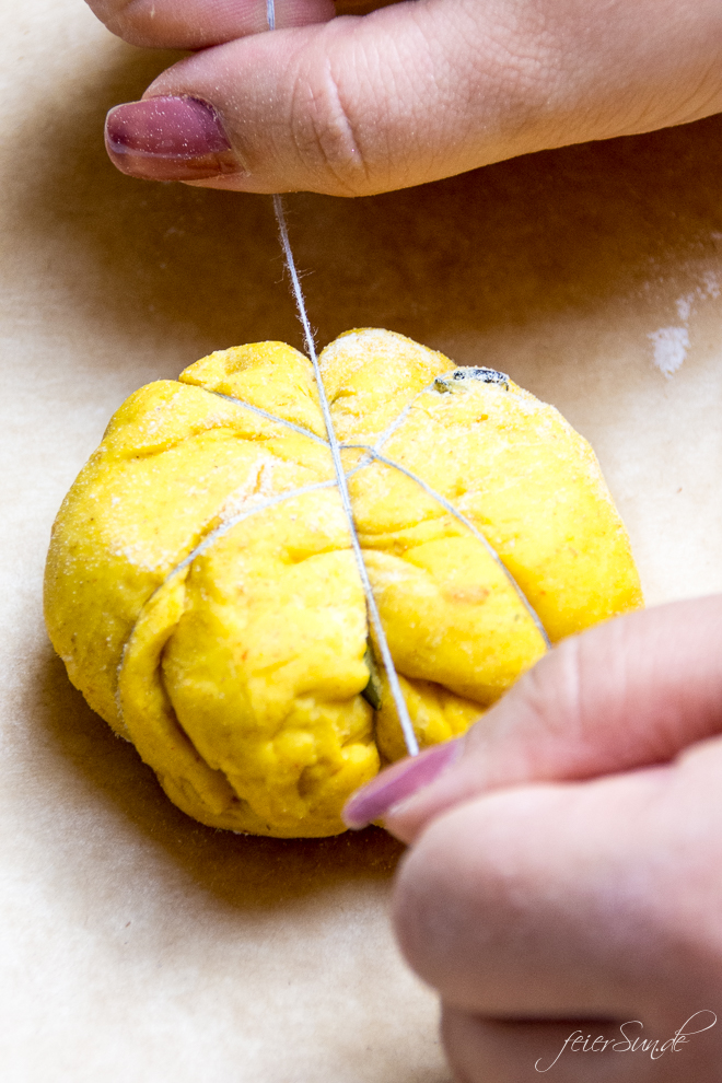 Ein Rezept für einfache KüRBiSbRötCheN ganz im Design des Herbstes & perfekt für den Halloween Sweet Table? Dann schau auf feierSun.de vorbei und sehe wie man die Päckchen gut verschnürt. 