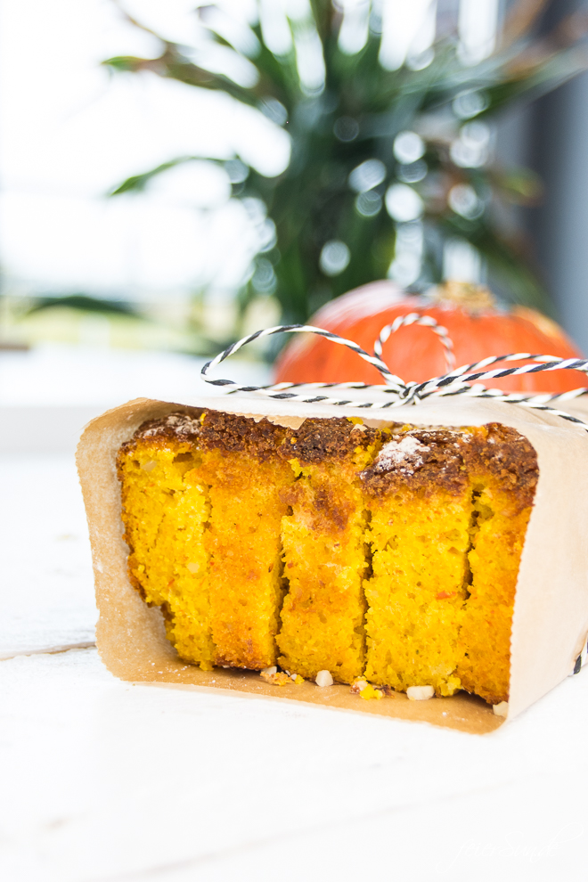 Kuchen als Geschenk. Auf feierSun.de gibt es ein #Rezept für KüRbiSkUChEn mit Mandeln und fast ganz ohne Mehl. Saftig, #lecker & #saisonal. #Kuchen und #Herbst auf feierSun.de