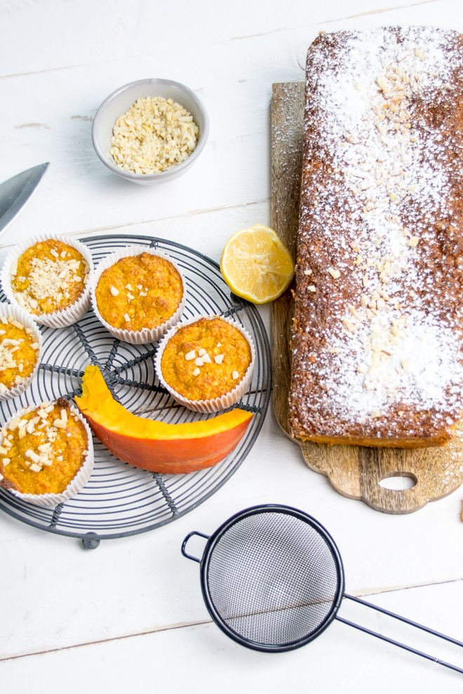 Auf feierSun.de gibt es ein #Rezept für KüRbiSkUChEn und #Muffins mit Mandeln und fast ganz ohne Mehl. Saftig, #lecker & #saisonal. #Kuchen und #Herbst auf feierSun.de