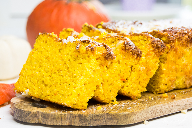 Der Herbst hat viele schöne Seiten. Auf feierSun.de gibt es ein #Rezept für saftigen KüRbiSkUChEn mit Mandeln und fast ganz ohne Mehl. Saftig, #lecker & #saisonal. #Kuchen und #Herbst auf feierSun.de