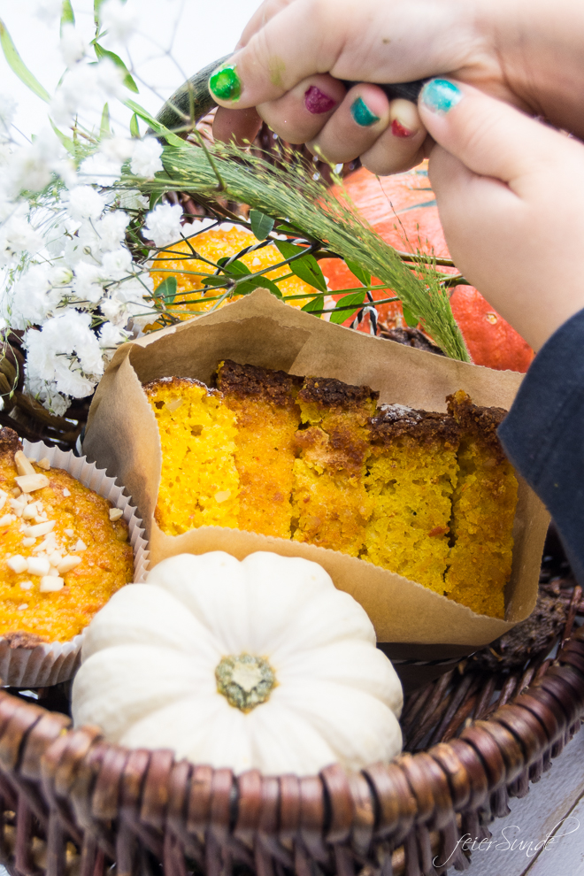 Der Herbst hat viele schöne Seiten. Auf feierSun.de gibt es ein #Rezept für KüRbiSkUChEn mit Mandeln und fast ganz ohne Mehl. Saftig, #lecker & #saisonal. #Kuchen und #Herbst auf feierSun.de Mitbringsel z.B. in Wochenbett