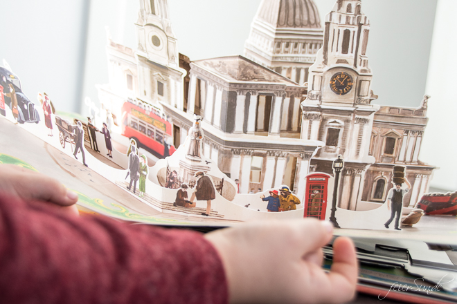 Ein super einfaches DiY für eine Pop-Up-Karte als Einladung zur AuSzEit mit Paddington 2. Mit dem Kinostart für gemeinsame Pausen und ein echter Blick in das Pop-Up-Buch des Filmes // Familienzeit auf feierSun.de