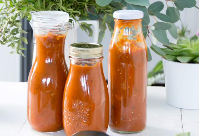 Frische Tomatensoße kannst Du super einfach haltebar machen. Meine Anleitung zum Einkochen in 2 einfachen Varianten auf #feierSun #zumEinkochen #halbarmachen #vakuum #nachhaltigkeit #Organisaion #Vorrat 
