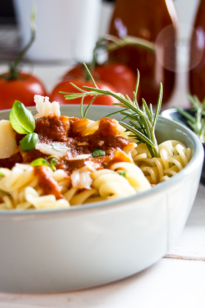 Schnelles Mittagessen: Die leckerste Tomatensauce der Welt selber und sogar haltbar machen? Ich zeige Dir wie das geht. Tomatensoße auf frischen Tomaten. Denn schnell muss nicht immer ungesund sein. // (M)ein super einfaches #Rezept für die Familie oder auch das Büro auf #feierSun