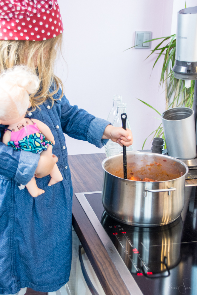 Schnelles Mittagessen: Die leckerste Tomatensauce der Welt selber und sogar haltbar machen? Ich zeige Dir wie das geht. Tomatensoße auf frischen Tomaten. Denn schnell muss nicht immer ungesund sein. // (M)ein super einfaches #Rezept für die Familie oder auch das Büro auf #feierSun