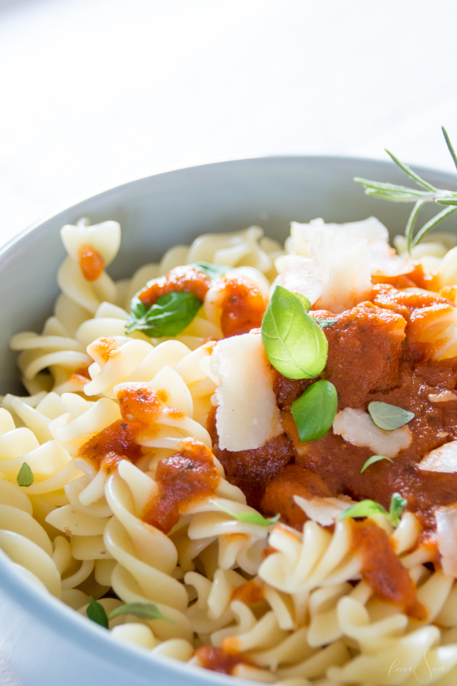 Schnelles Mittagessen: Die leckerste Tomatensauce der Welt selber und sogar haltbar machen? Ich zeige Dir wie das geht. Tomatensoße auf frischen Tomaten. Denn schnell muss nicht immer ungesund sein. // (M)ein super einfaches #Rezept für die Familie oder auch das Büro auf #feierSun