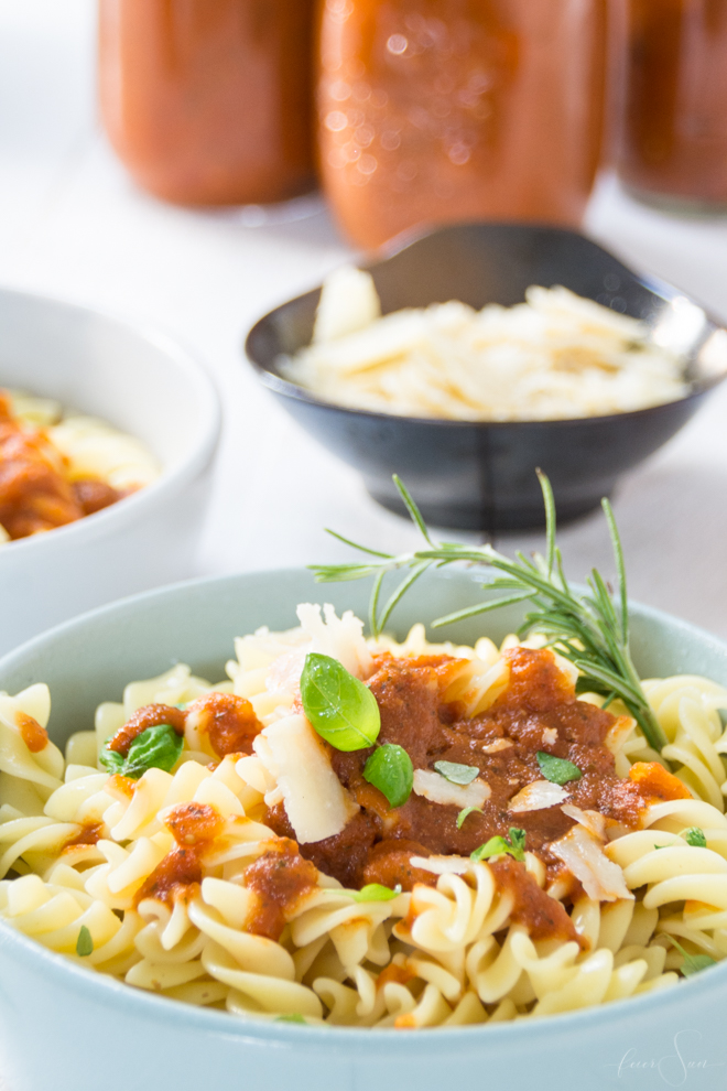 Schnelles Mittagessen: Die leckerste Tomatensauce der Welt selber und sogar haltbar machen? Ich zeige Dir wie das geht. Tomatensoße auf frischen Tomaten. Denn schnell muss nicht immer ungesund sein. // (M)ein super einfaches #Rezept für die Familie oder auch das Büro auf #feierSun