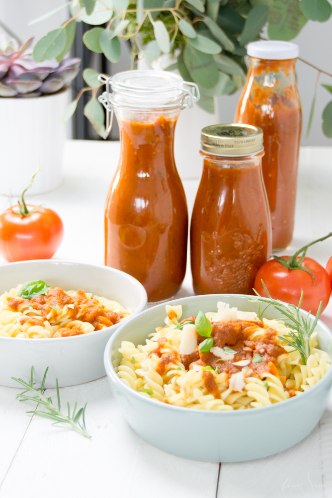 Schnelles Mittagessen: Die leckerste Tomatensauce der Welt selber und sogar haltbar machen? Ich zeige Dir wie das geht. Tomatensoße auf frischen Tomaten. Denn schnell muss nicht immer ungesund sein. // (M)ein super einfaches #Rezept für die Familie oder auch das Büro auf #feierSun