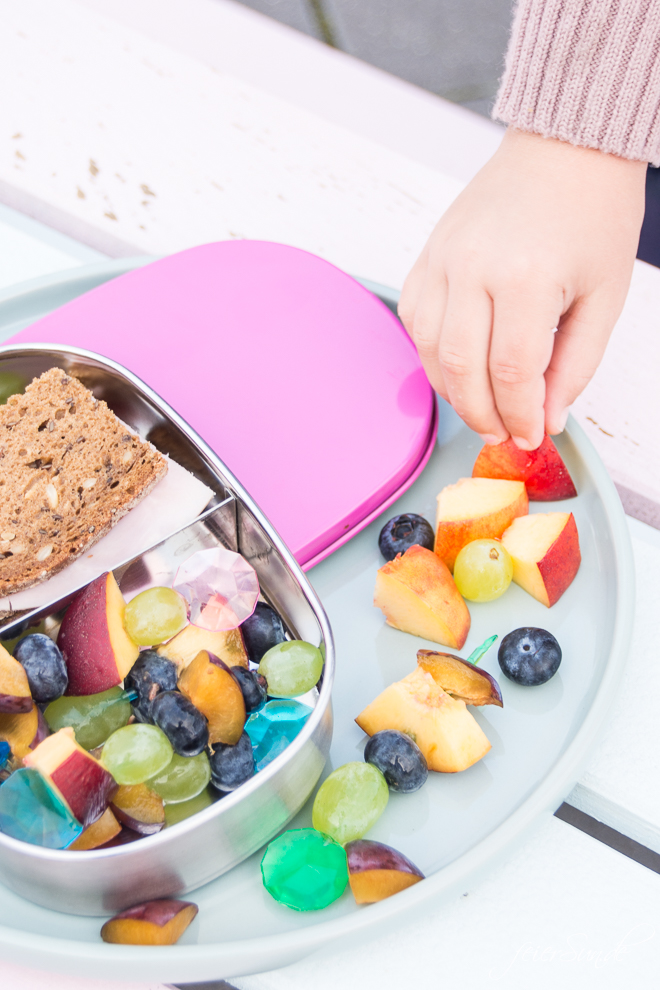Du brauchst Inspiration dafür, was Du dem Kind in die #Lunchbox packst, damit es den Inhalt der #Brotdose auch isst? Dann hab ich hier viele Ideen, die auch wirklich gegessen werden. Das kommt bei uns rein und so isst auch Dein Kind seine #Brotbox leer! #Schule #KiGa #Kindergarten #gesundesEssen #Frühstück auf feierSun.de von meiner Tochter getestet
