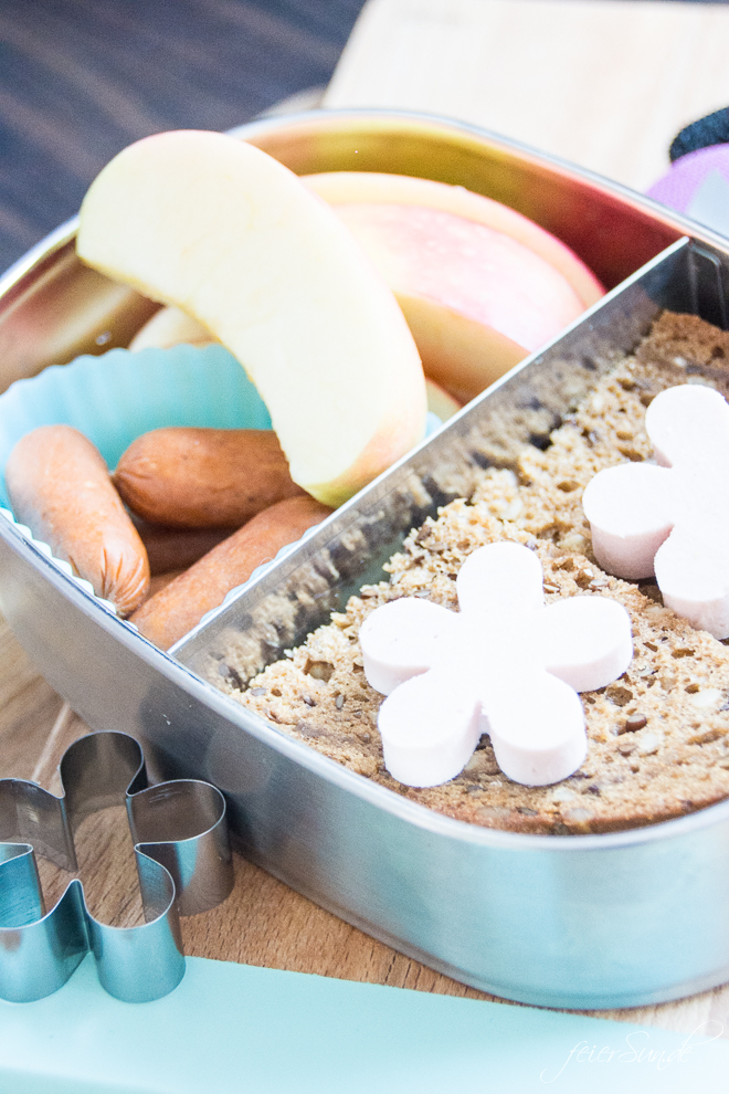 Du brauchst ausgewogene Inspiration dafür, was Du dem Kind in die #Lunchbox packst, damit es den Inhalt der #Brotdose auch isst? Dann hab ich hier viele Ideen, die auch wirklich gegessen werden. Das kommt bei uns rein und so isst auch Dein Kind seine #Brotbox leer! #Schule #KiGa #Kindergarten #gesundesEssen #Frühstück auf feierSun.de