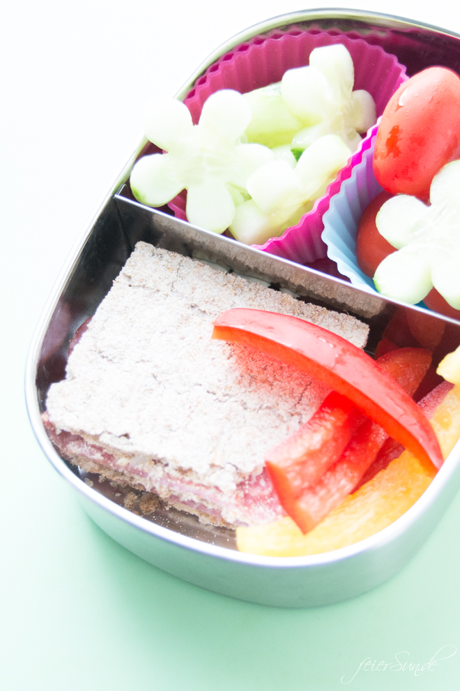 Du brauchst vegane Inspiration dafür, was Du dem Kind in die #Lunchbox packst, damit es den Inhalt der #Brotdose auch isst? Dann hab ich hier viele Ideen, die auch wirklich gegessen werden. Das kommt bei uns rein und so isst auch Dein Kind seine #Brotbox leer! #Schule #KiGa #Kindergarten #gesundesEssen #Frühstück auf feierSun.de