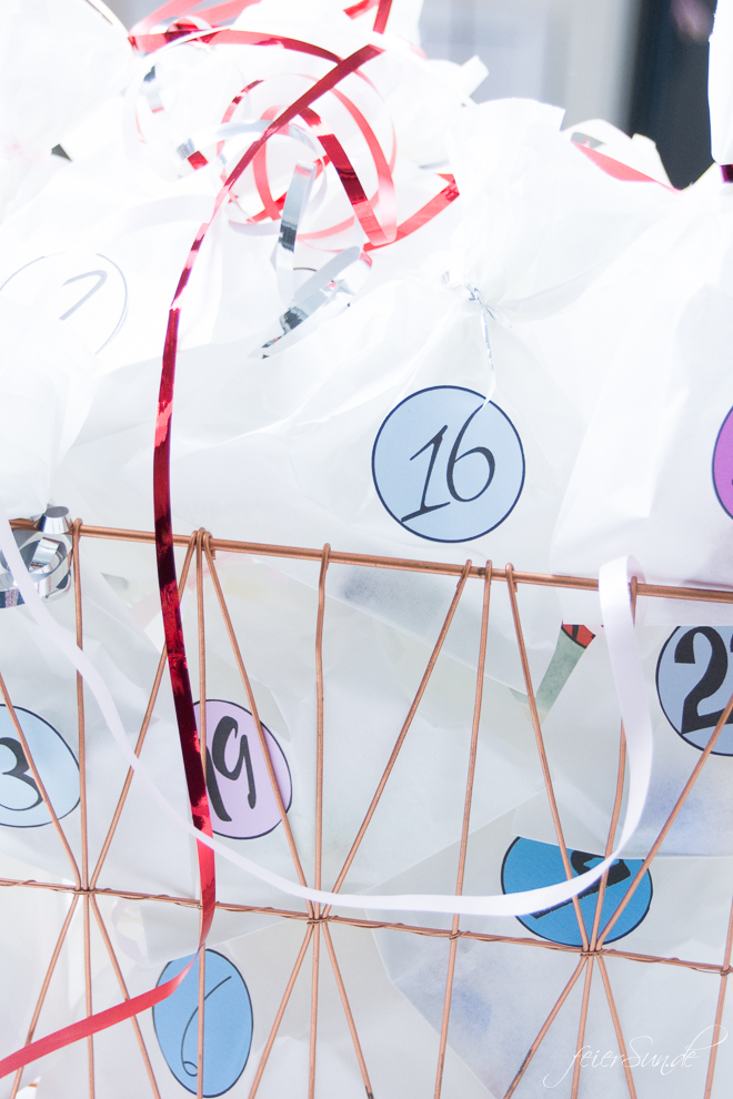 Der einfachste Adventskalender aller Zeiten. Exklusiv für Dich meine AdVeNtSkAlENdeR-Zahlen zum Ausdrucken als #kostenlosen #Download // #DiY #Printable #Freebie #Design #Adventakalender Kalender im Korb I feierSun.de