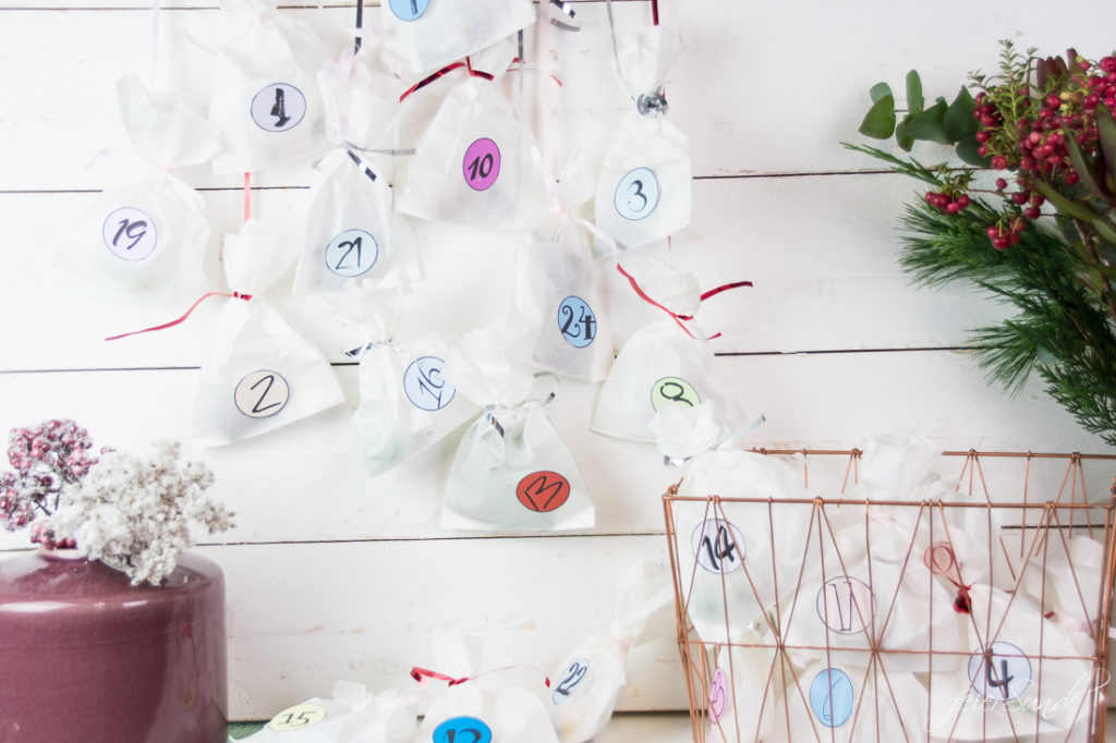 Der einfachste Adventskalender aller Zeiten. Exklusiv für Dich meine AdVeNtSkAlENdeR-Zahlen zum Ausdrucken als #kostenlosen #Download // #DiY #Printable #Freebie #Design #Adventakalender I feierSun.de