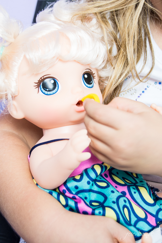 Geschenkidee für Deine Puppenmama: die BabY ALivE bAbY Leckerschmecker. Mädchen spielen gerne und umsorgen und füttern. // Inspiration auf feieSun.de