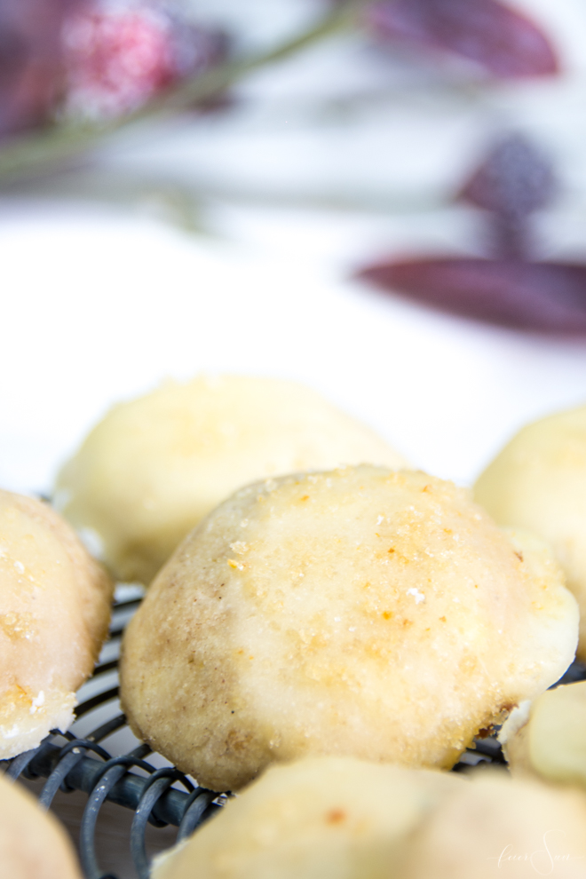 ORaNGeN-tRpPfeN sind einfache KeKSe aus der Weihnachtsbäckerei mit ZuCkeRhauBe. Ein schnelles Rezept aus meiner Weihnachtsbäckerei was immer gelingt und einfach lecker ist. Zur Adventsfeier, zum Kaffee oder einfach so zwischendurch. Das super #Rezept für die #Weihnachtsbäckerei und der Garant #BackenistLiebe | #feierSun