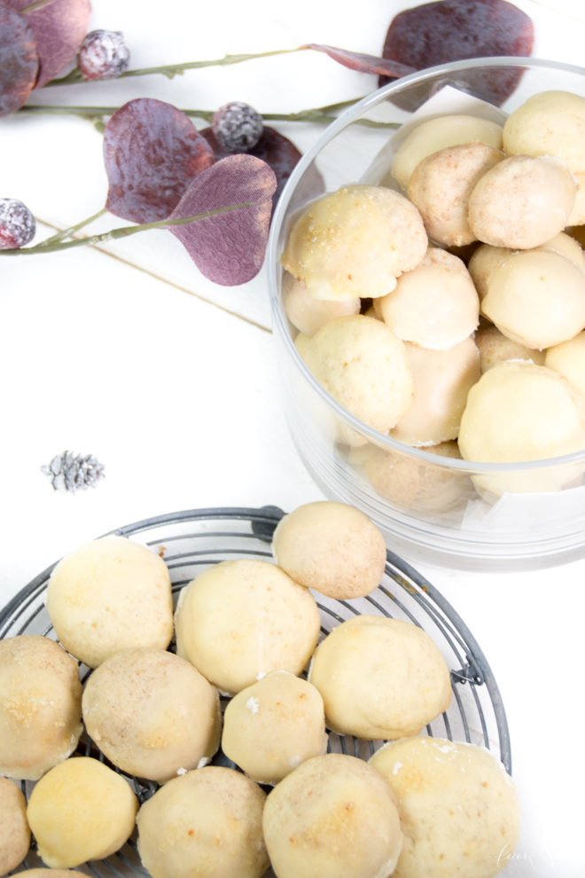 Kekse für den Tisch - ORaNGeN-tRpPfeN sind einfache KeKSe mit ZuCkeRhauBe. Ein schnelles Rezept aus meiner Weihnachtsbäckerei was immer gelingt und einfach lecker ist. Zur Adventsfeier, zum Kaffee oder einfach so zwischendurch. Das super #Rezept für die #Weihnachtsbäckerei und der Garant #BackenistLiebe | #feierSun
