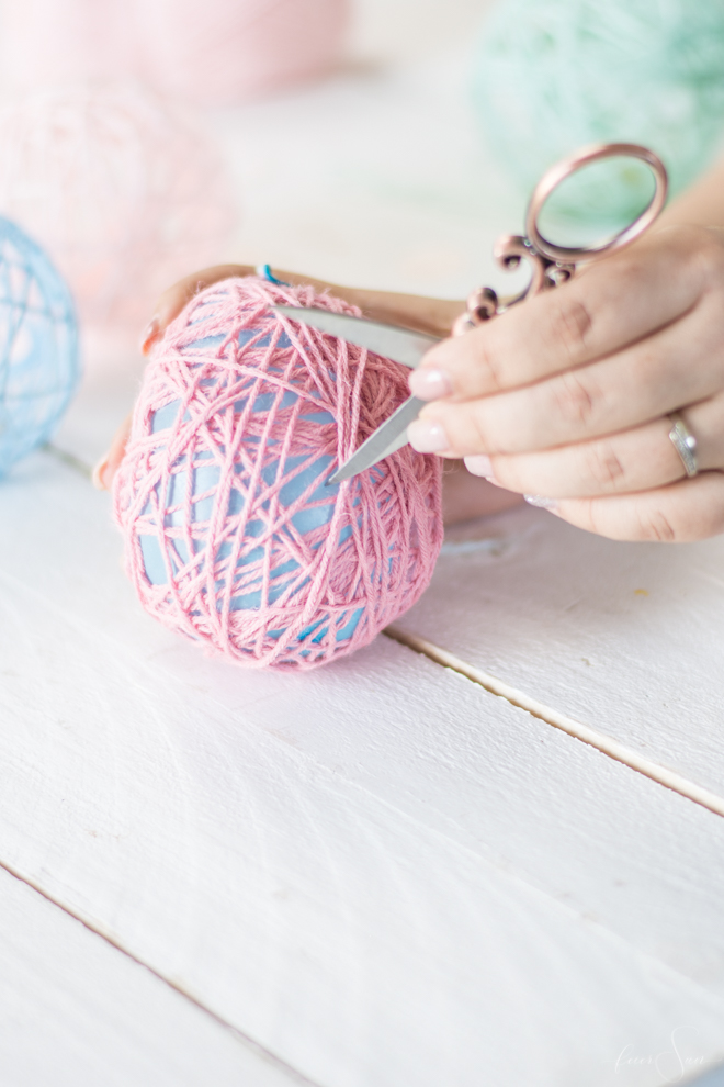 Hübsche Ostereier aus Wolle sind ein einfaches DiY aus Kleister, Luftballos und Wolle. Easter Eggs - meine einfache Anleitung zum Basteln für Ostern sind die Ostereier aus Wolle die eine schöne aber feine Osterdeko sind. Osterdekoration einfach selber machen. Für Ostern basteln mit Kindern. Osterbasteln. Basteln für Ostern. Ostergeschenk. Ostereier basteln. Osternest. DIY Bastelanleitung. | #feierSun #feierSunSDiY #DiY #Ostern #Wolle #BastelnfürOstern #EasterEggs