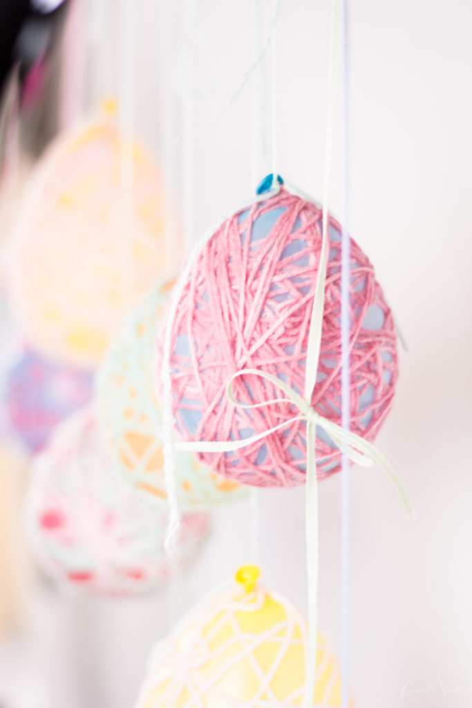 Ostereier aus Wolle sind ein einfaches DiY Easter Eggs selber machen- meine einfache Anleitung zum Basteln für Ostern sind die Ostereier aus Wolle die eine schöne aber feine Osterdeko sind. Osterdekoration einfach selber machen. Für Ostern basteln mit Kindern. Osterbasteln. Basteln für Ostern. Ostergeschenk. Ostereier basteln. Osternest. DIY Bastelanleitung. | #feierSun #feierSunSDiY #DiY #Ostern #Wolle #BastelnfürOstern #EasterEggs