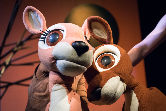 Bambi reloaded - das Waldical für die ganze Familie ist kein Stück mehr grausam, traurig und garantiert Albtraum-frei! Denn Bambi hat sich in den letzten 70 Jahren etwas verändert und so hat es dank Christian Berg endlich ein Happy End erhalten. Eines ohne Tränen und mit viel Liebe wird es im St. Pauli Theater aufgeführt. Hamburg mit Kindern als Ausflug in ein erstes Musical #feierSun #feierSunFamily #Ausflug #Theater #Musical #HamburgmitKindern #KulturmitKind | Foto/Bildrechte: G2 Baraniak
