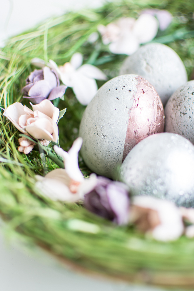 Moderne Osterdekoration aus Beton: Betoneier als ausgefallen Dekoration für den Frühling und Ostern. Basteln mit Beton ist ganz einfach und macht Freude. Osterdekoration einfach selber machen. Für Ostern basteln mit Kindern. Osterbasteln. Basteln für Ostern. Ostergeschenk. DIY Bastelanleitung. DiY | #feierSun #feierSunDiY #basteln #Ostern #Frühling #Springdeko #Spring #Beton