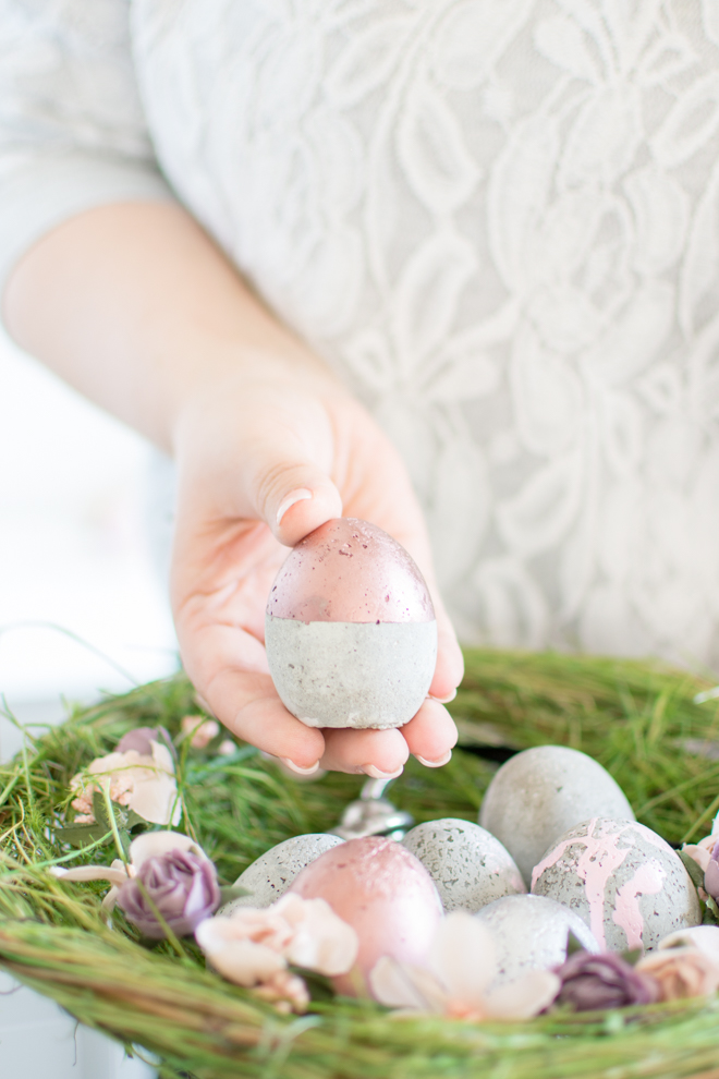 Moderne Osterdekoration aus Beton: Betoneier als ausgefallen Dekoration für den Frühling und Ostern. Basteln mit Beton ist ganz einfach und macht Freude. Osterdekoration einfach selber machen. Für Ostern basteln mit Kindern. Osterbasteln. Basteln für Ostern. Ostergeschenk. DIY Bastelanleitung. DiY | #feierSun #feierSunDiY #basteln #Ostern #Frühling #Springdeko #Spring #Beton