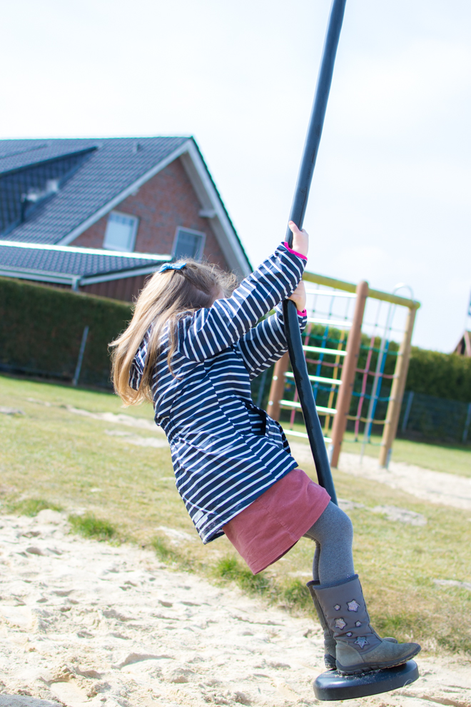 Kindermode muss spielplatztauglich sein. Kinder-Kleidung mieten statt kaufen. Babykleidung und Kinderkleidung mieten mit Tchibo Share geht das ganz einfach. Nachhaltig und günstig. Geld sparen Kindersachen weitergeben. Einfach mieten. Einfache Auswahl von schöner Kinderkleidung. Weil Kinder schnell wachsen. Schöne Kindermode mieten. #feierSun #feierSunMode #Mode #Kindermode #Bademantel