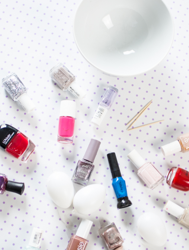Marmorieren mit Nagellack - Der Oster - Trend 2018 | Ostereier färben mal anders: Mein DIY marmorierte Ostereier mit Nagellack ganz einfach selber machen und jedes Osterei ist ein Unikat. Haltbare Ostereier für jeden Geschmack. #feierSun #feierSunDIY #Ostereier #Ostern #selbermachen #Osterbasteln