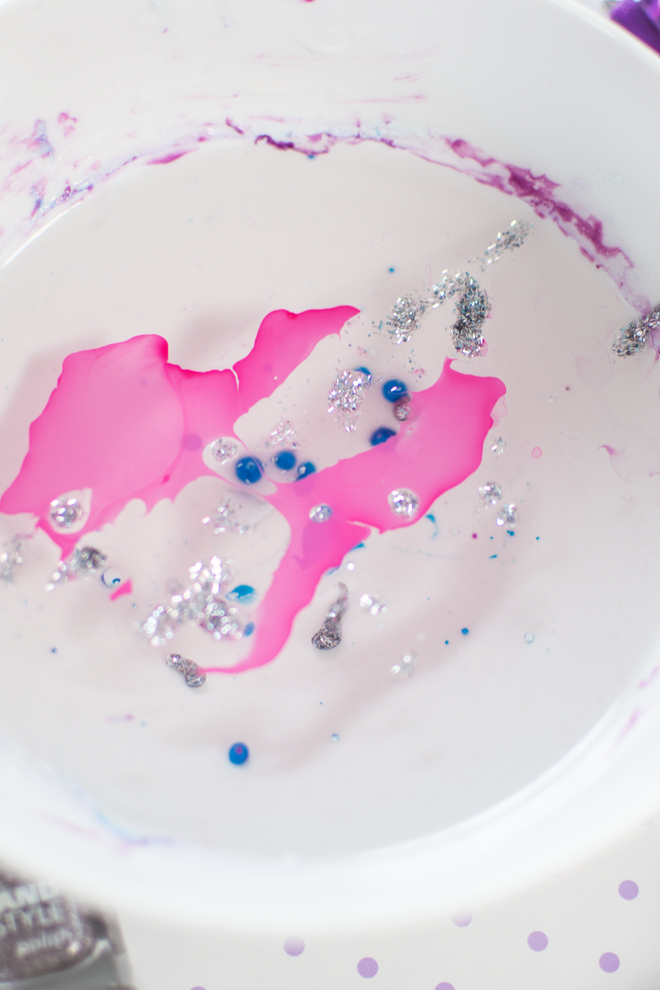 DiY zum selber machen: Der Oster - Trend 2018 | Ostereier färben mal anders: Mein DIY marmorierte Ostereier mit Nagellack ganz einfach selber machen und jedes Osterei ist ein Unikat. Haltbare Ostereier für jeden Geschmack. #feierSun #feierSunDIY #Ostereier #Ostern #selbermachen #Osterbasteln