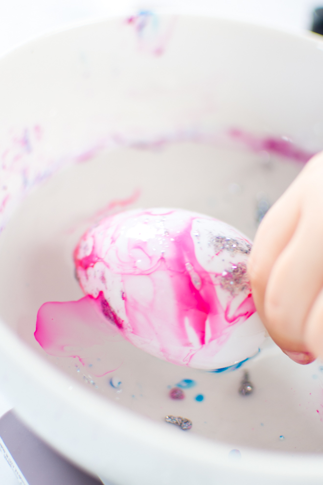 Unikate selber machen: Der Oster - Trend 2018 | Ostereier färben mal anders: Mein DIY marmorierte Ostereier mit Nagellack ganz einfach selber machen und jedes Osterei ist ein Unikat. Haltbare Ostereier für jeden Geschmack. #feierSun #feierSunDIY #Ostereier #Ostern #selbermachen #Osterbasteln