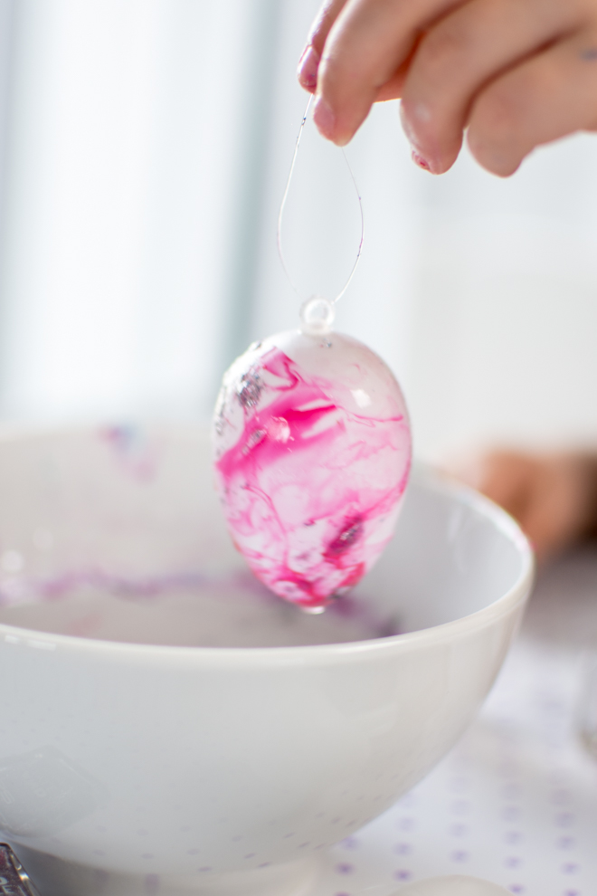 Kinderleicht selber machen: Der Oster - Trend 2018 | Ostereier färben mal anders: Mein DIY marmorierte Ostereier mit Nagellack ganz einfach selber machen und jedes Osterei ist ein Unikat. Haltbare Ostereier für jeden Geschmack. #feierSun #feierSunDIY #Ostereier #Ostern #selbermachen #Osterbasteln