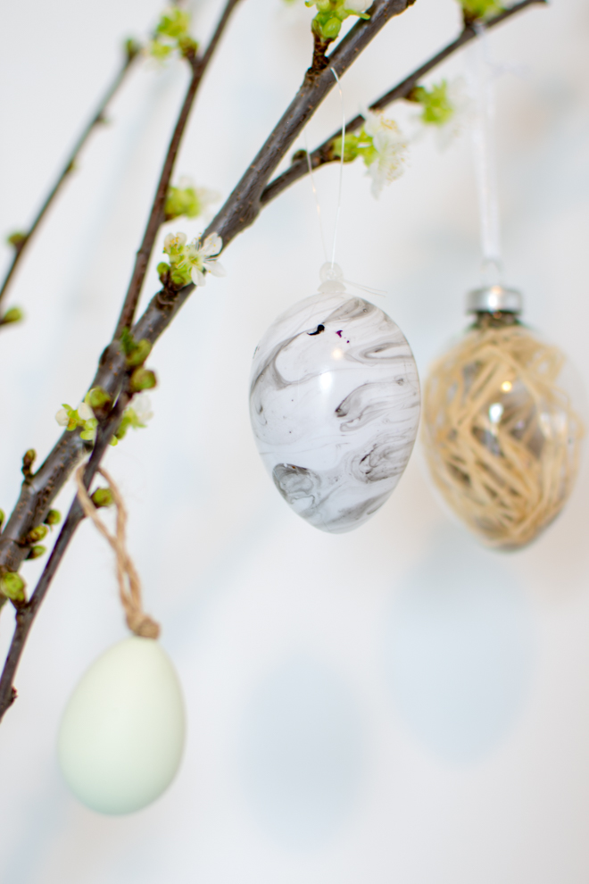 Bunt oder monochrom - Der Oster - Trend 2019 | Ostereier färben mal anders: Mein DIY marmorierte Ostereier mit Nagellack ganz einfach selber machen und jedes Osterei ist ein Unikat. Haltbare Ostereier für jeden Geschmack. #feierSun #feierSunDIY #Ostereier #Ostern #selbermachen #Osterbasteln