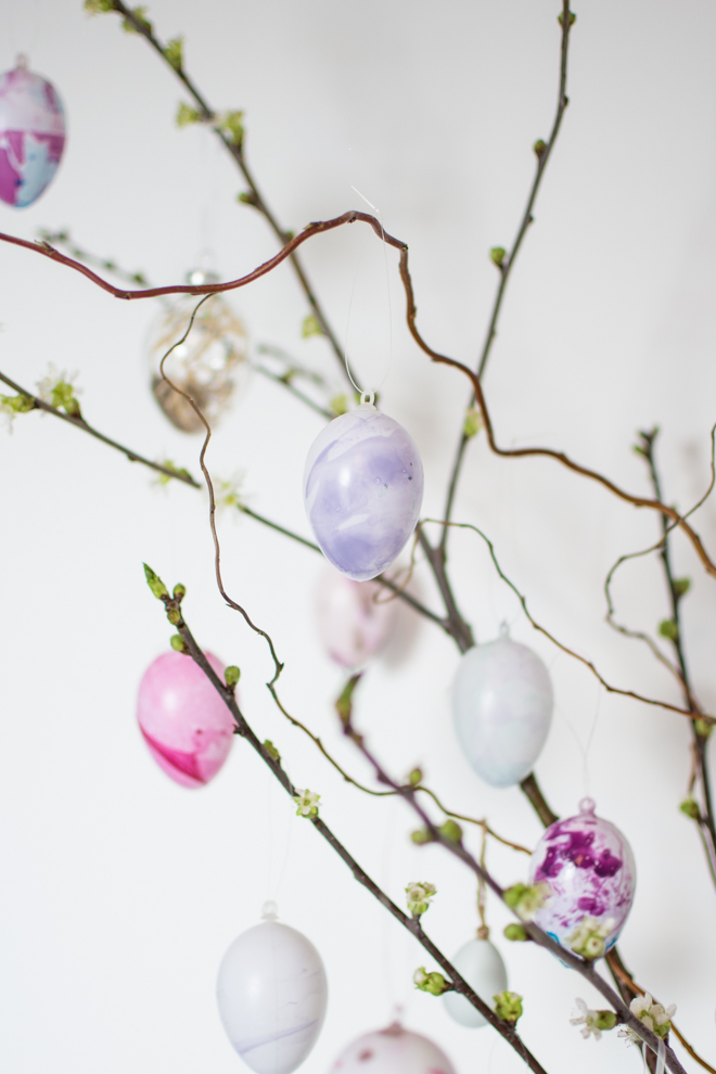 Der bunte Oster - Trend 2018 | Ostereier färben mal anders: Mein DIY marmorierte Ostereier mit Nagellack ganz einfach selber machen und jedes Osterei ist ein Unikat. Haltbare Ostereier für jeden Geschmack. #feierSun #feierSunDIY #Ostereier #Ostern #selbermachen #Osterbasteln