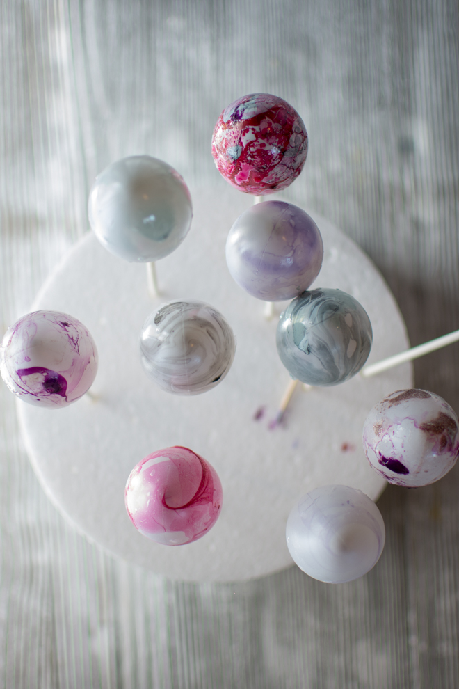 Einfach selber machen: Der Oster - Trend 2018 | Ostereier färben mal anders: Mein DIY marmorierte Ostereier mit Nagellack ganz einfach selber machen und jedes Osterei ist ein Unikat. Haltbare Ostereier für jeden Geschmack. #feierSun #feierSunDIY #Ostereier #Ostern #selbermachen #Osterbasteln