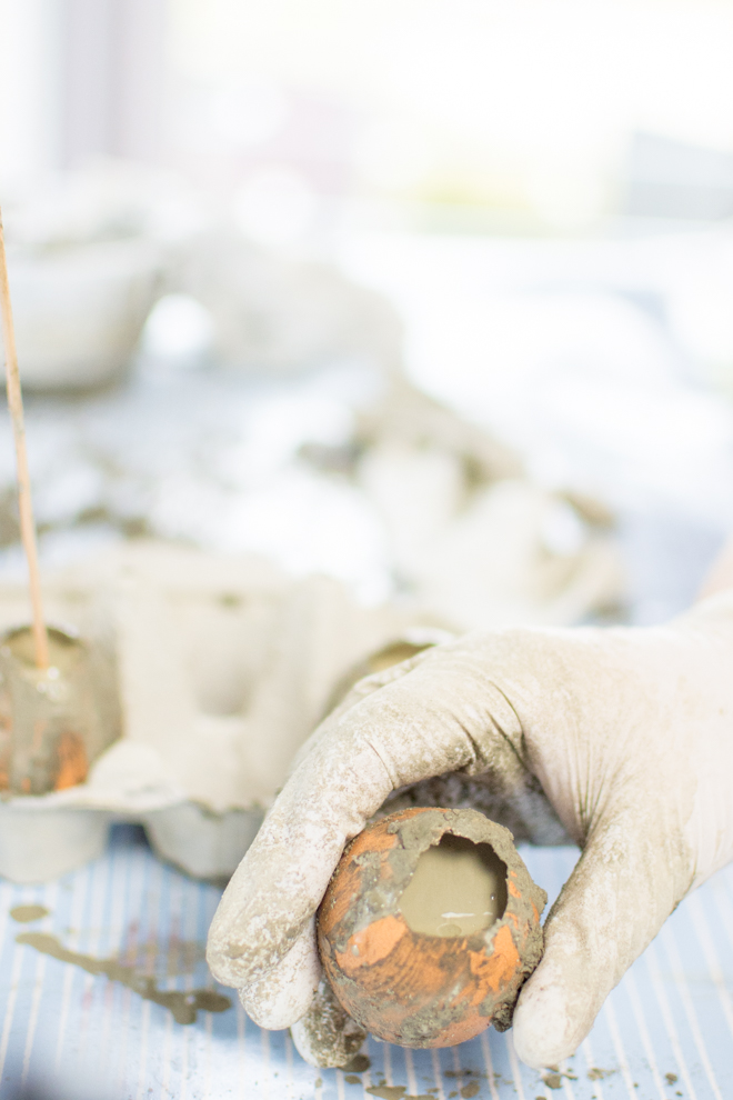 Moderne Osterdekoration aus Beton: Betoneier als ausgefallen Dekoration für den Frühling und Ostern. Basteln mit Beton ist ganz einfach und macht Freude. Osterdekoration einfach selber machen. Für Ostern basteln mit Kindern. Osterbasteln. Basteln für Ostern. Ostergeschenk. DIY Bastelanleitung. DiY | #feierSun #feierSunDiY #basteln #Ostern #Frühling #Springdeko #Spring #Beton
