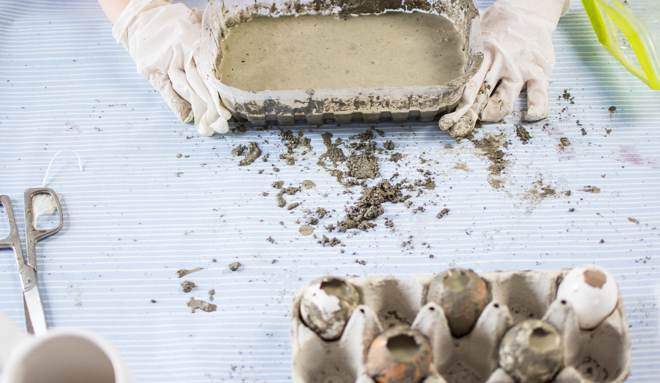 Moderne Osterdekoration aus Beton: Betoneier als ausgefallen Dekoration für den Frühling und Ostern. Basteln mit Beton ist ganz einfach und macht Freude. Osterdekoration einfach selber machen. Für Ostern basteln mit Kindern. Osterbasteln. Basteln für Ostern. Ostergeschenk. DIY Bastelanleitung. DiY | #feierSun #feierSunDiY #basteln #Ostern #Frühling #Springdeko #Spring #Beton