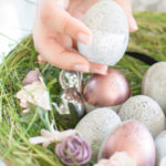 Moderne Osterdekoration aus Beton: Betoneier als ausgefallen Dekoration für den Frühling und Ostern. Basteln mit Beton ist ganz einfach und macht Freude. Osterdekoration einfach selber machen. Für Ostern basteln mit Kindern. Osterbasteln. Basteln für Ostern. Ostergeschenk. DIY Bastelanleitung.