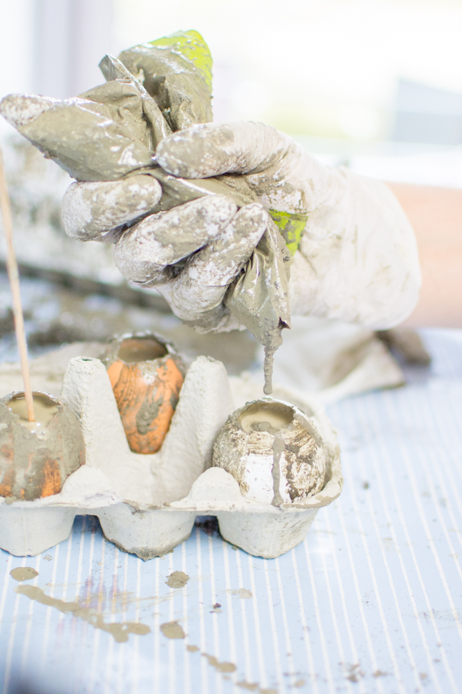 Moderne Osterdekoration aus Beton: Betoneier als ausgefallen Dekoration für den Frühling und Ostern. Basteln mit Beton ist ganz einfach und macht Freude. Osterdekoration einfach selber machen. Für Ostern basteln mit Kindern. Osterbasteln. Basteln für Ostern. Ostergeschenk. DIY Bastelanleitung. DiY | #feierSun #feierSunDiY #basteln #Ostern #Frühling #Springdeko #Spring #Beton