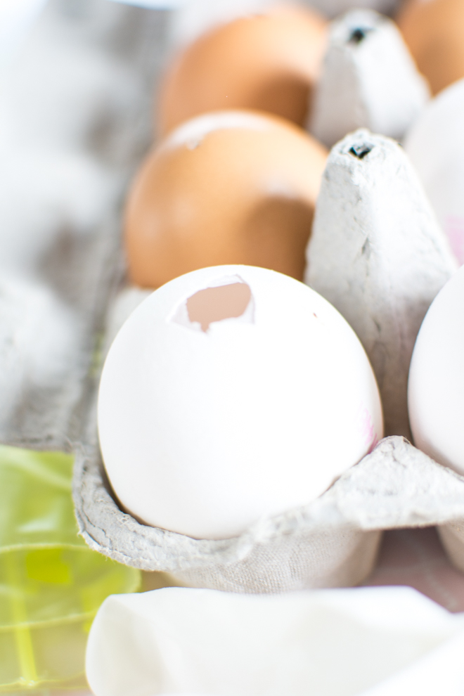 Moderne Osterdekoration aus Beton: Betoneier als ausgefallen Dekoration für den Frühling und Ostern. Basteln mit Beton ist ganz einfach und macht Freude. Osterdekoration einfach selber machen. Für Ostern basteln mit Kindern. Osterbasteln. Basteln für Ostern. Ostergeschenk. DIY Bastelanleitung. DiY | #feierSun #feierSunDiY #basteln #Ostern #Frühling #Springdeko #Spring #ausgeblaseneeier