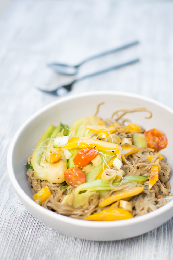 Lecker und gesund, praktisch und schnell - das sind Gerichte die in jeden Haushalt passen. Sobanudeln mit japanischer Gemüse-Pfanne sind ein leckeres Rezept welche sich auch zum Vorkochen eignet. Es ist ballaststoffreich und nicht nur vegetarisch, sondern auch vegan und somit laktosefrei. Step by Step zeige ich dir im Video wie du dieses leckere Gericht schnell und einfach auf den Tisch zauberst. #feierSun #feierSunFood #kochen #gesund #lecker #rezept #schnell #einfach #Nudeln #asiatisch #japanisch #vegan #pakchoi #laktosefrei #sojasosse #kokosmilch 