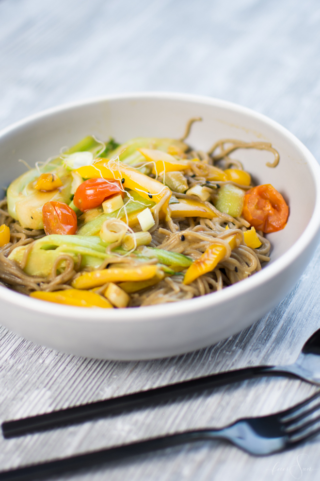 Lecker und gesund, praktisch und schnell - das sind Gerichte die in jeden Haushalt passen. Sobanudeln mit japanischer Gemüse-Pfanne sind ein leckeres Rezept welche sich auch zum Vorkochen eignet. Es ist ballaststoffreich und nicht nur vegetarisch, sondern auch vegan und somit laktosefrei. Step by Step zeige ich dir im Video wie du dieses leckere Gericht schnell und einfach auf den Tisch zauberst. #feierSun #feierSunFood #kochen #gesund #lecker #rezept #schnell #einfach #Nudeln #asiatisch #japanisch #vegan #pakchoi #laktosefrei #sojasosse #kokosmilch #gesundeKüche #healthyfood #healthy 