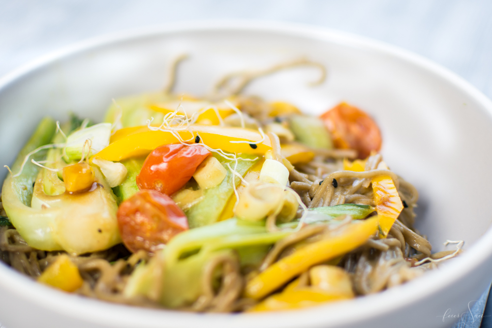 Lecker und gesund, praktisch und schnell - das sind Gerichte die in jeden Haushalt passen. Sobanudeln mit japanischer Gemüse-Pfanne sind ein leckeres Rezept welche sich auch zum Vorkochen eignet. Es ist ballaststoffreich und nicht nur vegetarisch, sondern auch vegan und somit laktosefrei. Step by Step zeige ich dir im Video wie du dieses leckere Gericht schnell und einfach auf den Tisch zauberst. #feierSun