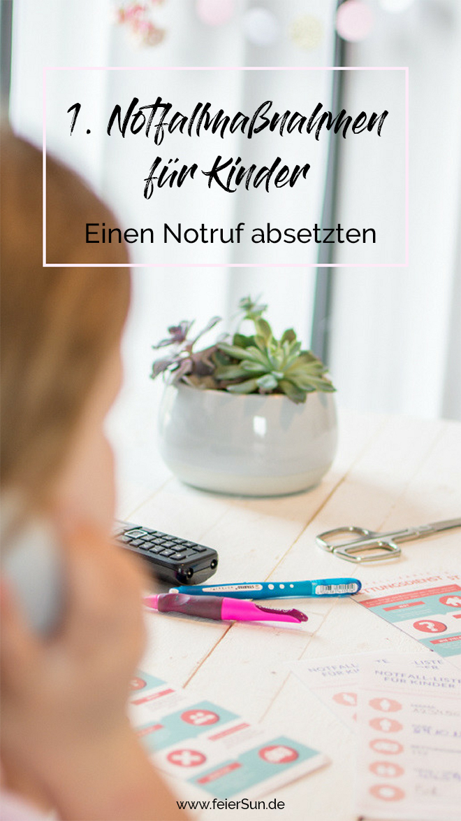 Kind telefoniert mit der Rettungsstelle und hat dabei wichtige Listen mit Notfall-Telefonnummern und den lebensrettenden 5 Ws vor sich liegen. 