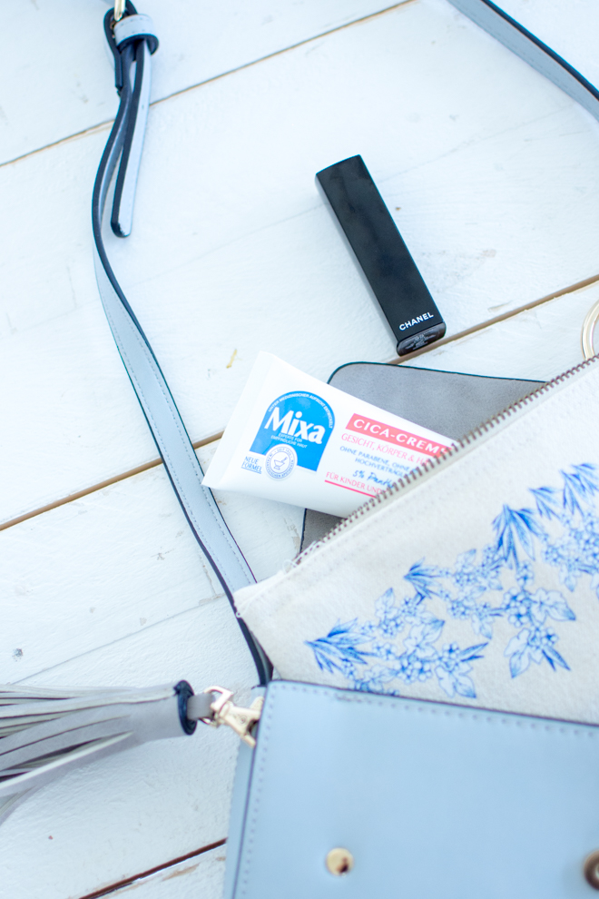 Die Mixa Cica Creme ist immer dabei. Auch in der Handtasche. Zusammen mit einem Lippenstift die perfekte Pflege für unterwegs. 