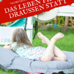 Mädchen liegt auf einem grauen Sitzsack von QSacks und liest ein Buch über Pferde und Fohlen. Auf dem Bild steht folgende Schrift "Ausruhen für weiter Abenteuer. Das Leben findet draußen statt - www.feiersun.de"