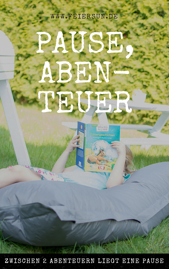 Mädchen liegt auf einem grauen Sitzsack von QSacks und liest ein Buch über Pferde und Fohlen. Auf dem Bild steht folgende Schrift "www.feiersun.de, Pause, Abenteuer und zwischen 2 Abenteuern liegt eine Pause"
