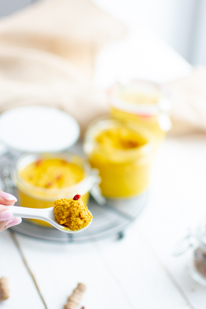 Kurkuma Paste bringt Dich gesund durch den Winter! Finde heraus warum Kurkuma so gut für Dich ist und wie Du Kurkuma Paste selber machen kannst. . | #feierSun #feierSunFood #SuperFood #Trendgetränk #unsichtbarKrank #gesundheit #Kurkuma #KurkumaLatte #selbermachen