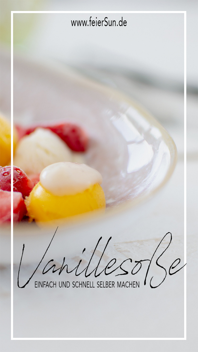 Vegane Vanillesoße auf Sorbet mit Erdbeeren auf einem Teller angerichtet und der Beschriftung "Vanillesosse einfach und schnell selber machen"von www.feiersun.de
