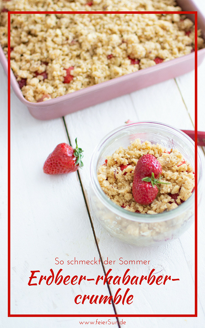 Erdbeer-Rhabarber-Crumble fertig fotografiert im Glas