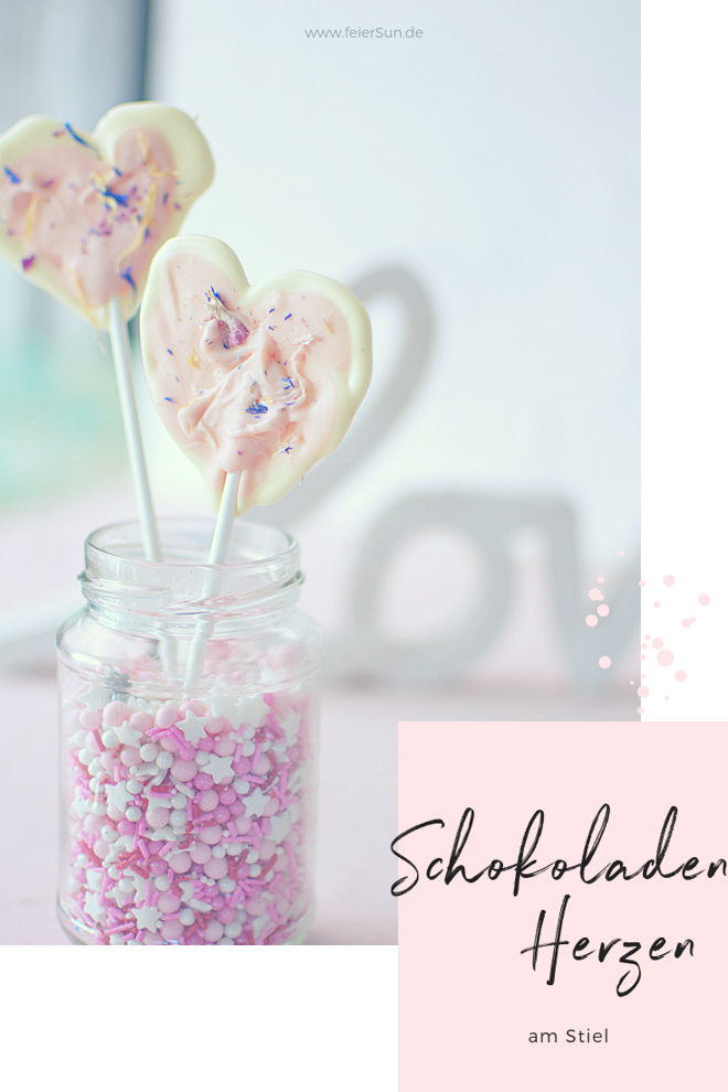Love | Ein Herz aus Schokolade ist eine tolle Aufmerksamkeit. Nicht nur zum Muttertag oder Valentinstag schmecken Schoko-Herzen am Stiel Geschenktipp zum Muttertag. Schokolade am Stiel. Muttertagsgeschenk - Schokoherzen. Leckere Schokolade. Vegan. VOllmilch. Weiße Schokolade. Streusel. SuperStreusel. Super geschenkidee. Blit DiY | #feierSun #feierSunFood #feierSunDiY